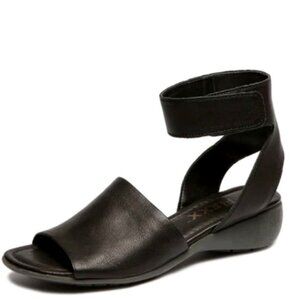 BEGLAD Black Vacchetta sandal. US Size 8, European 39